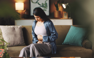 Femme ressentant une douleur abdominale liée à un cycle menstruel irrégulier ou à des règles douloureuses