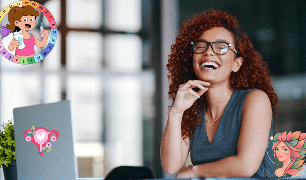 Femme souriante et productive devant son ordinateur, illustrant la clarté mentale, la sociabilité et l’énergie des phases folliculaire et ovulatoire du cycle menstruel.