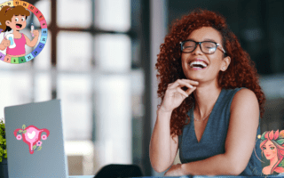 Femme souriante et productive devant son ordinateur, illustrant la clarté mentale, la sociabilité et l’énergie des phases folliculaire et ovulatoire du cycle menstruel.