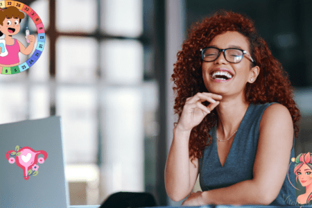 Femme souriante et productive devant son ordinateur, illustrant la clarté mentale, la sociabilité et l’énergie des phases folliculaire et ovulatoire du cycle menstruel.