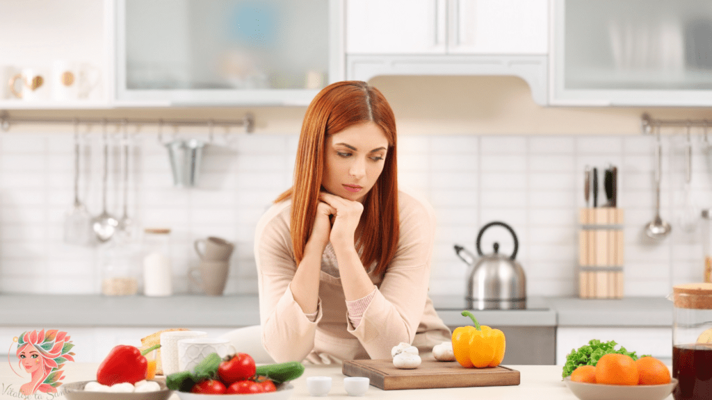 Femme devant une alimentation saine, fatiguée et pensive, signe de fatigue liée aux pics de glycémie
