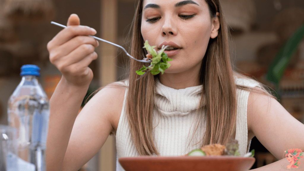 Femme mangeant lentement une assiette équilibrée pour favoriser une glycémie stable