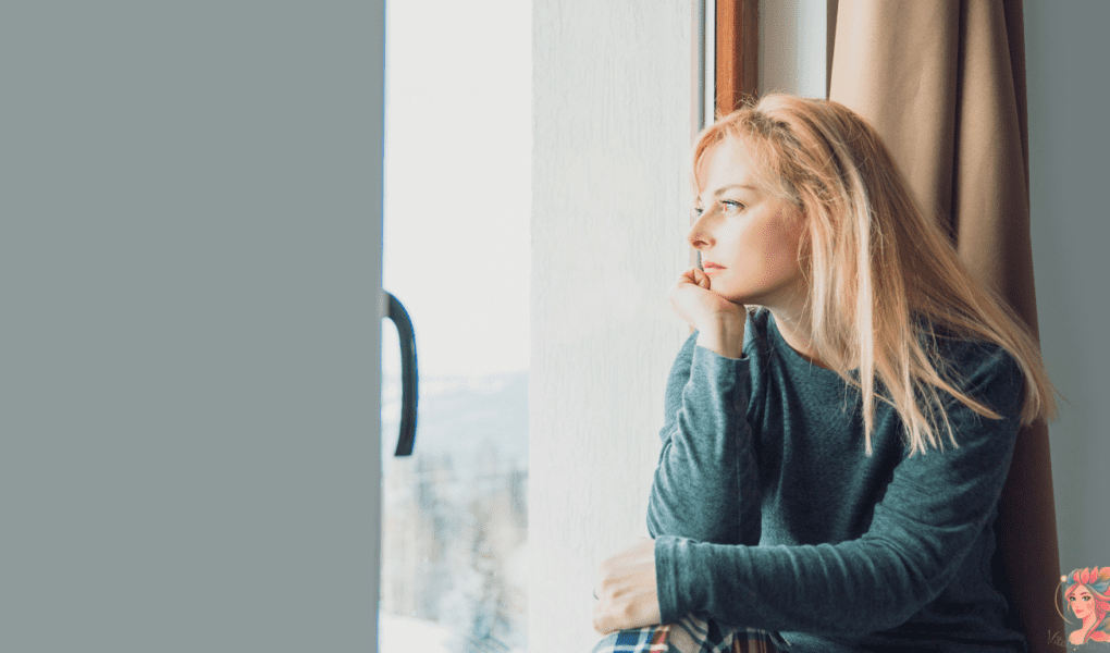 Femme pensive illustrant l’incompréhension face aux fringales et au stockage liés à une glycémie instable