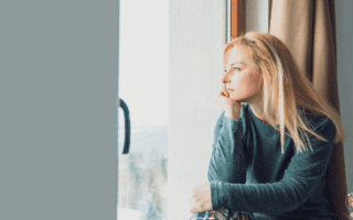 Femme pensive illustrant l’incompréhension face aux fringales et au stockage liés à une glycémie instable