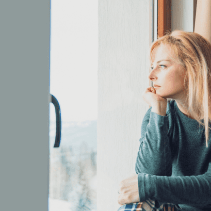 Femme pensive illustrant l’incompréhension face aux fringales et au stockage liés à une glycémie instable