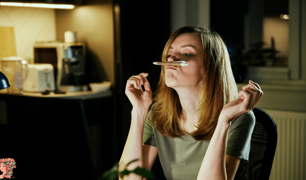 Femme fatiguée tenant un stylo, illustrant la charge mentale, le stress chronique et leurs effets sur la glycémie et l’insuline