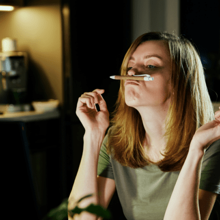 Femme fatiguée tenant un stylo, illustrant la charge mentale, le stress chronique et leurs effets sur la glycémie et l’insuline