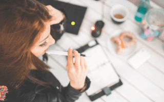 Femme qui observe son cycle en écrivant dans un carnet pour mieux comprendre son ovulation et sa fertilité.