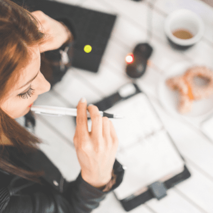 Femme qui observe son cycle en écrivant dans un carnet pour mieux comprendre son ovulation et sa fertilité.