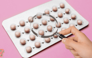 Plaquette de pilule examinée à la loupe, symbolisant l’analyse des effets secondaires et des risques hormonaux