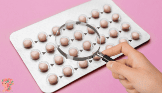 Plaquette de pilule examinée à la loupe, symbolisant l’analyse des effets secondaires et des risques hormonaux