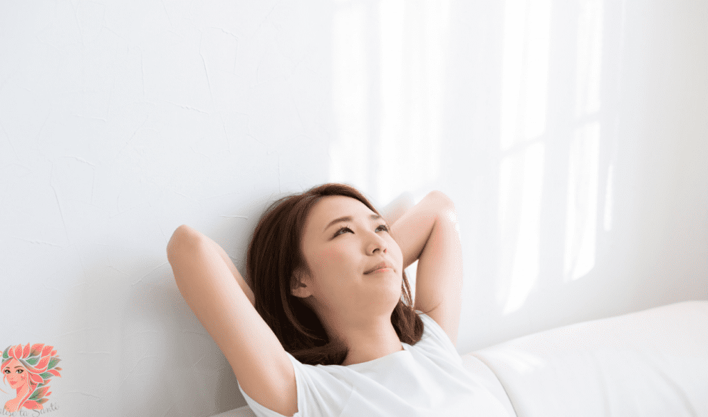 Femme détendue envoyant des signaux de sécurité à son corps pour réduire l’insuline naturellement