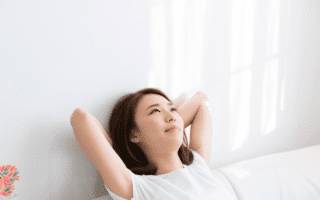 Femme détendue envoyant des signaux de sécurité à son corps pour réduire l’insuline naturellement