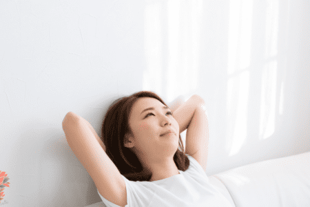 Femme détendue envoyant des signaux de sécurité à son corps pour réduire l’insuline naturellement