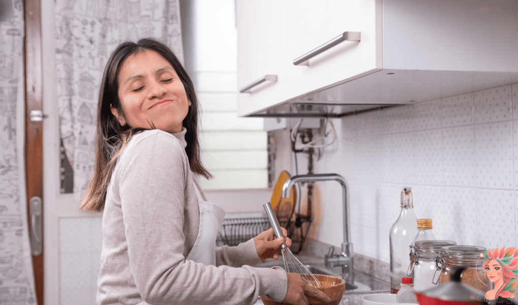 Femme sereine en cuisine illustrant une approche douce pour stabiliser la glycémie et perdre du poids