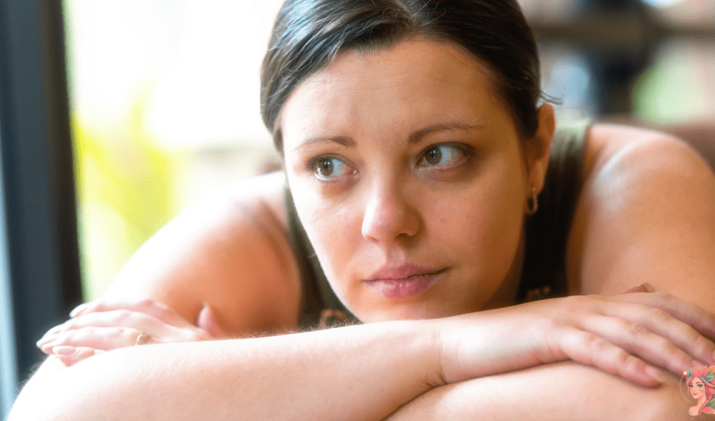 Femme fatiguée et pensive, possible symptôme d’une glycémie instable sans diabète