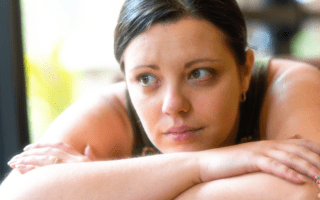 Femme fatiguée et pensive, possible symptôme d’une glycémie instable sans diabète