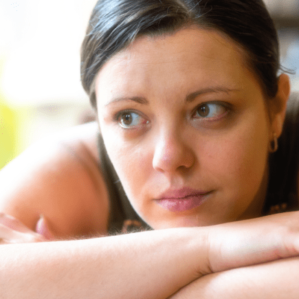 Femme fatiguée et pensive, possible symptôme d’une glycémie instable sans diabète