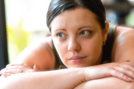 Femme fatiguée et pensive, possible symptôme d’une glycémie instable sans diabète